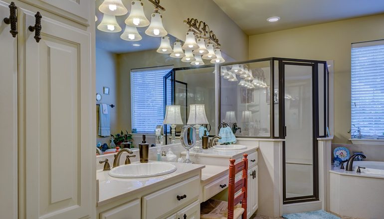Kinkiety nad lustro łazienkowe – jakie wybrać?